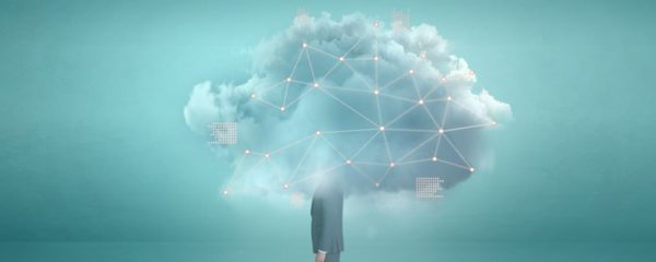 Dirigeants de la technologie du nuage avec la tête sur le nuage numérique
